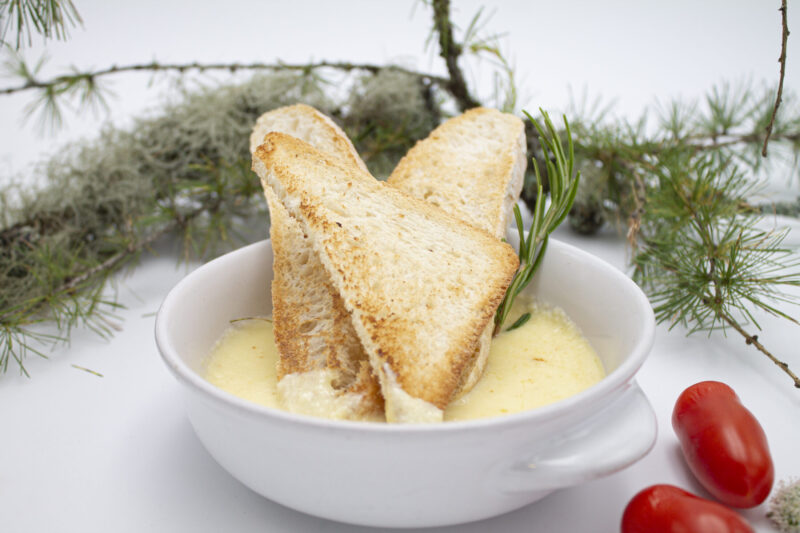 formaggio con crostoni di pane
